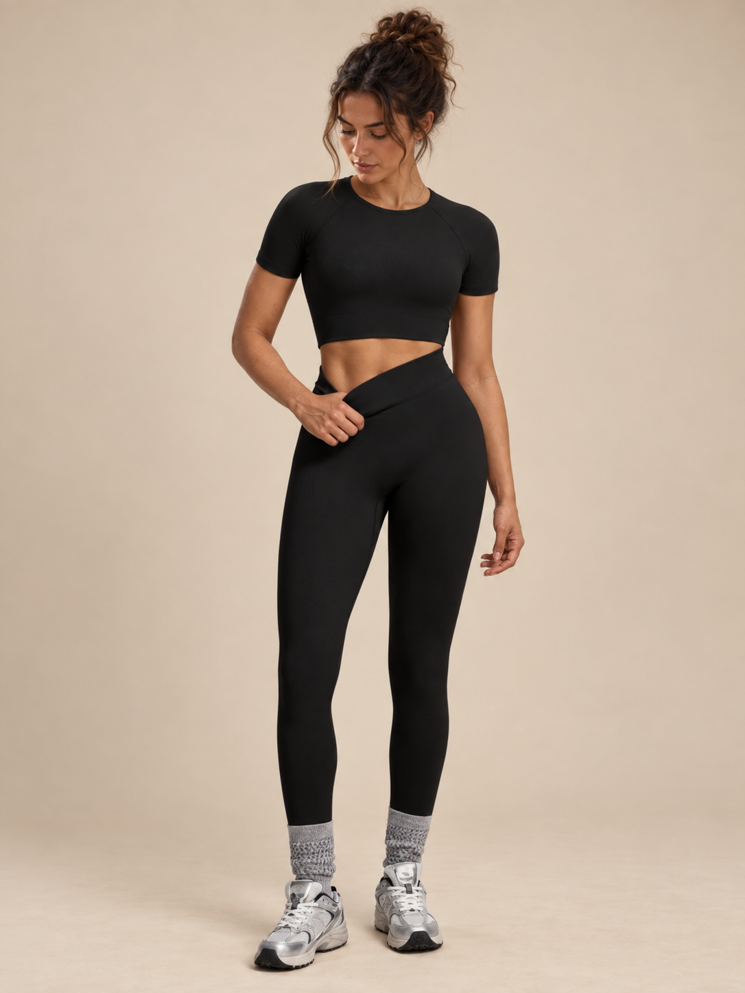 Tenue noire pour une séance de Pilates